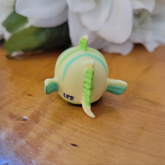 Littlest Pet Shop LPS #1213 Green Fish Purple Eyes Stripes - Picture 3 of 9